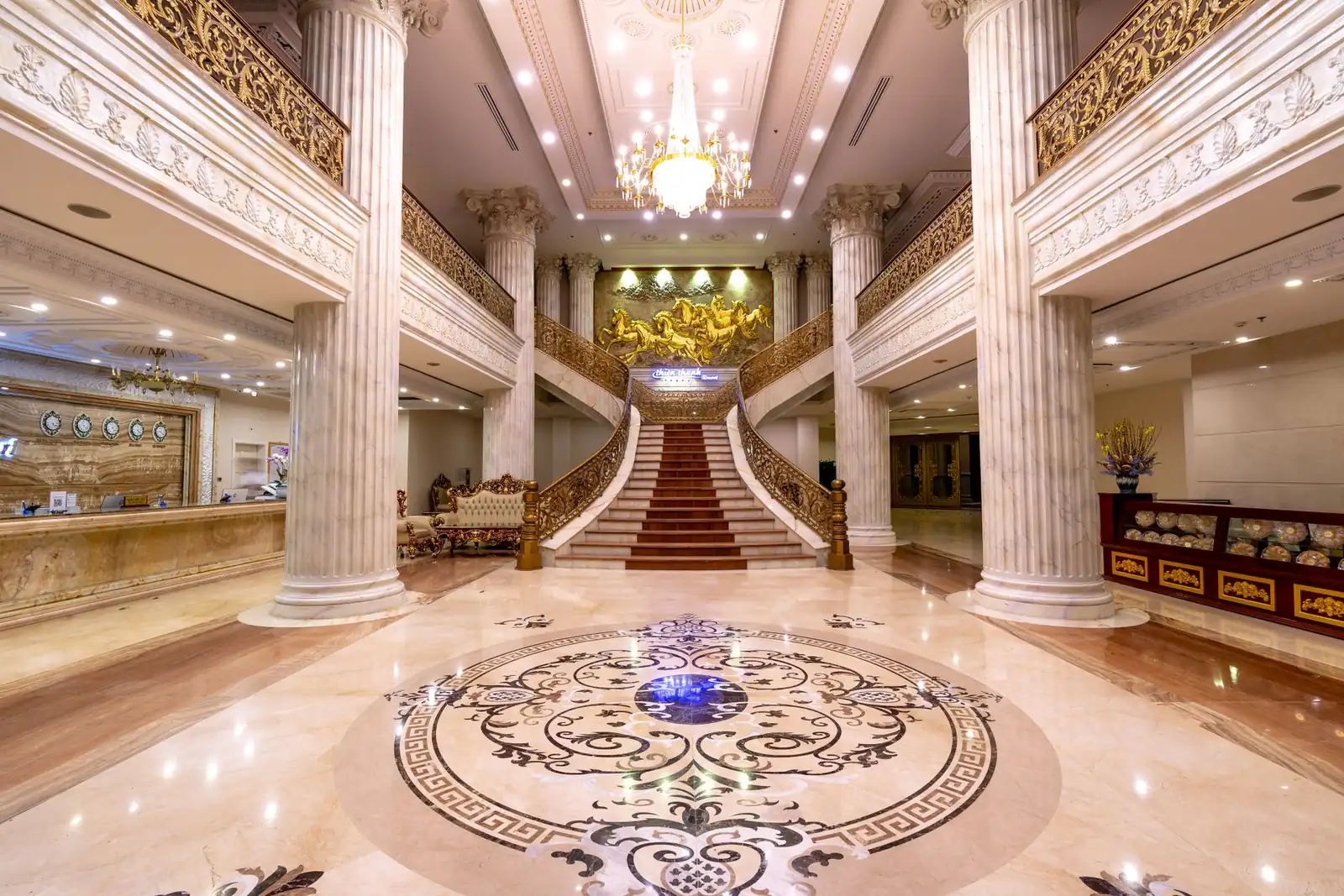 Marvelliquoroyalstay interior